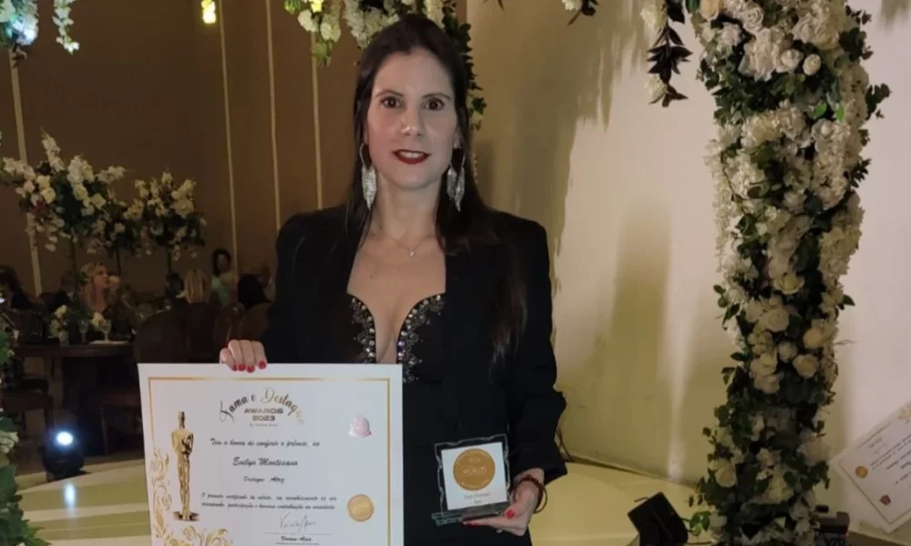 Atriz Evelyn Montesano é premiada no Fama e Destaque Awards 2023