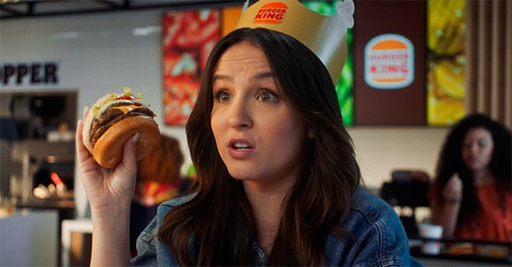 Larissa Manoela fala que dinheiro é seu em campanha do Burger King