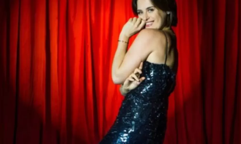 Alessandra Maestrini está no teatro e, no rastro de Bozena de ‘Toma lá dá cá’, é mais curtida que Beyoncé, no Tiktok