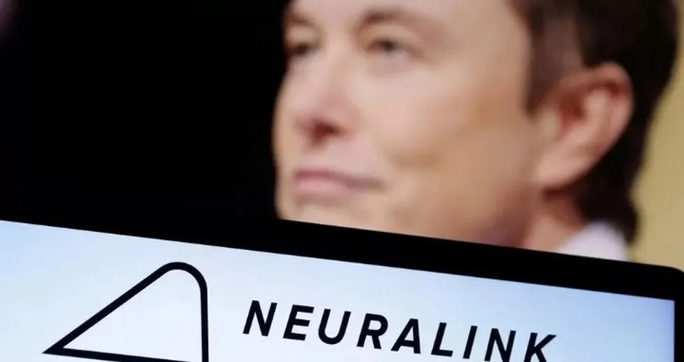 Neuralink’, de Elon Musk, faz 1º implante de chip cerebral em humano